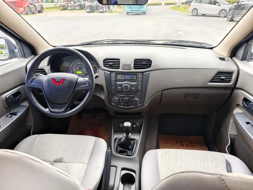 Wuling Rongguang S 1.5 L Basic 5 7-seat