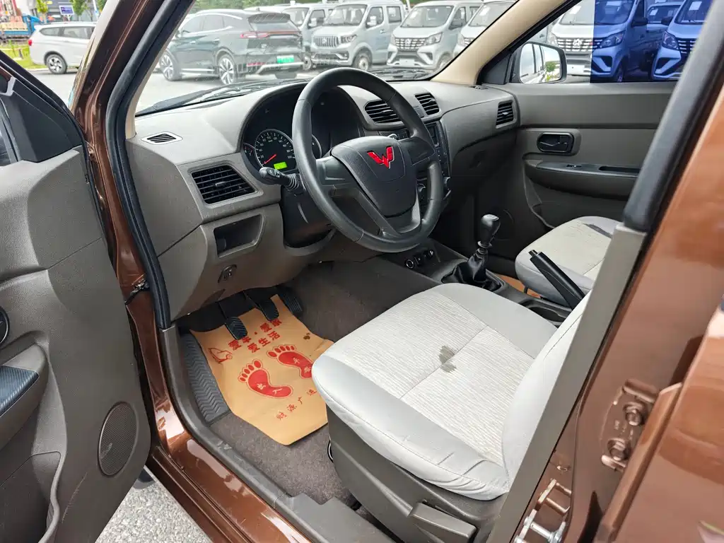 Wuling Rongguang S 1.5 L Basic 5 7-seat