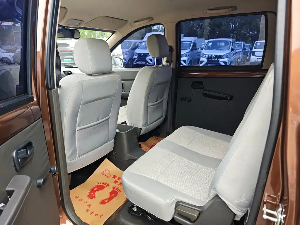 Wuling Rongguang S 1.5 L Basic 5 7-seat