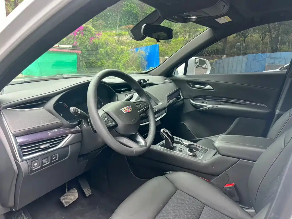 Cadillac XT4 28 T 2 WD Tech