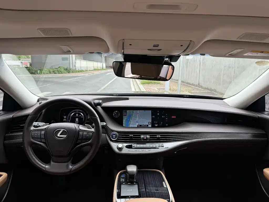 Lexus LS 500 h Outstanding CN-VI