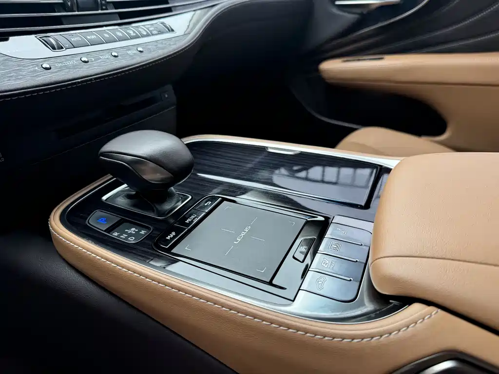 Lexus LS 500 h Outstanding CN-VI