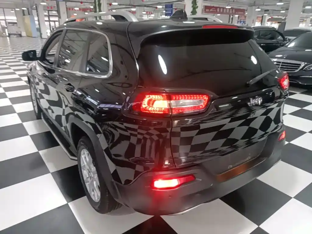 Cherokee 2.0 L Superior