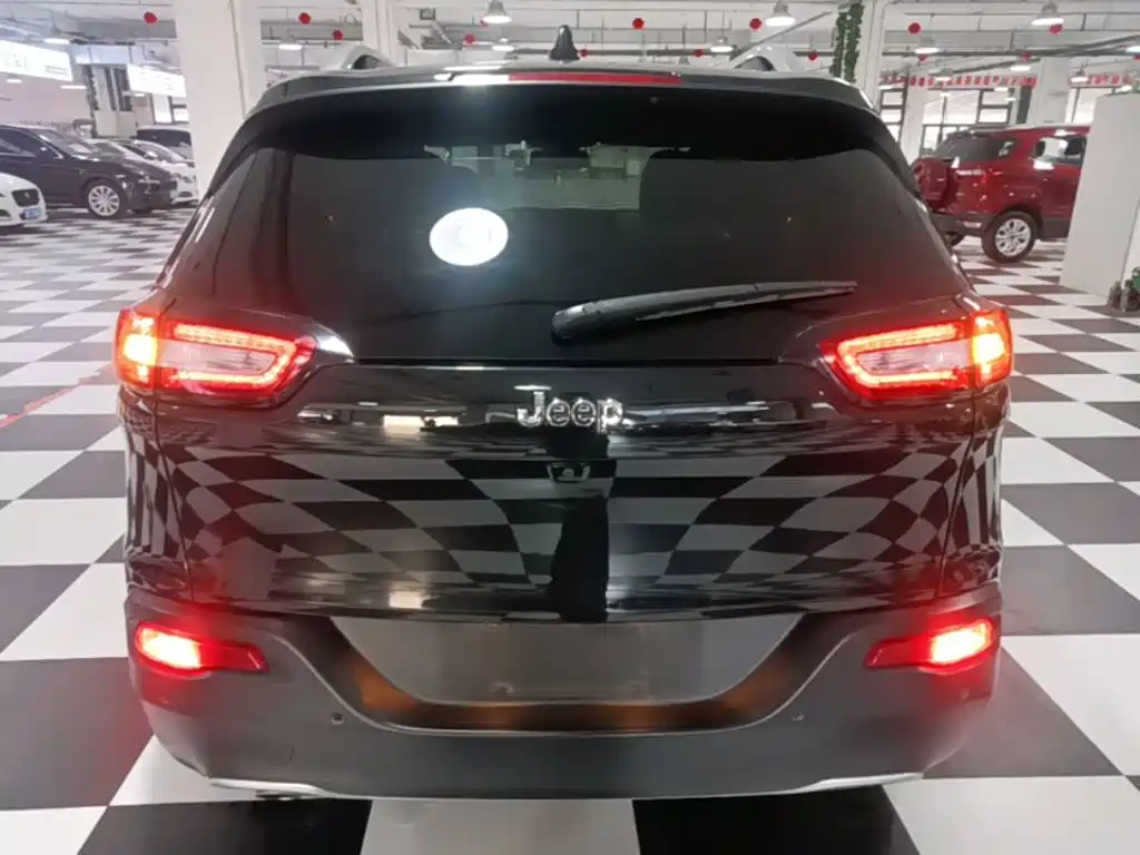 Cherokee 2.0 L Superior