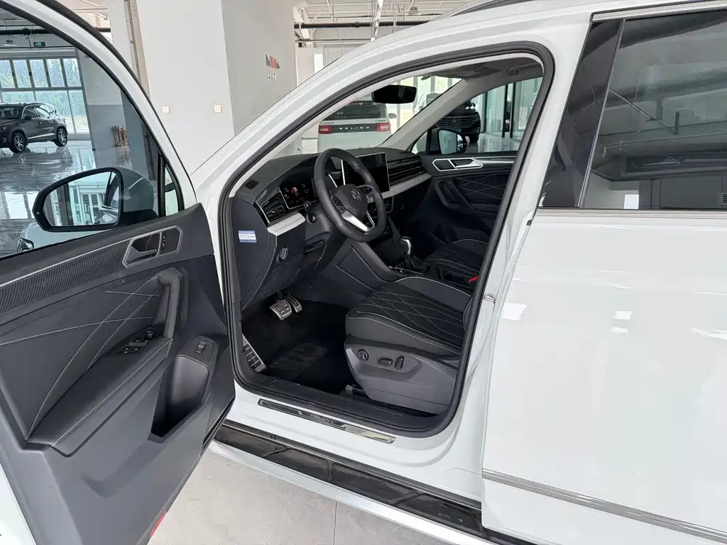 Tiguan L Outstanding 330 TSI Auto 2 WD R-Line Dragon Shine