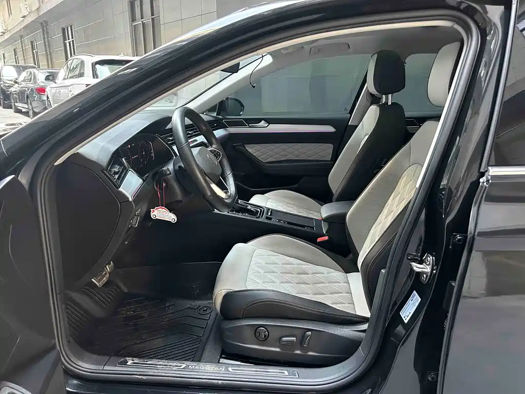 Magotan 200 10 K Commemorative 330 TSI DSG Luxury