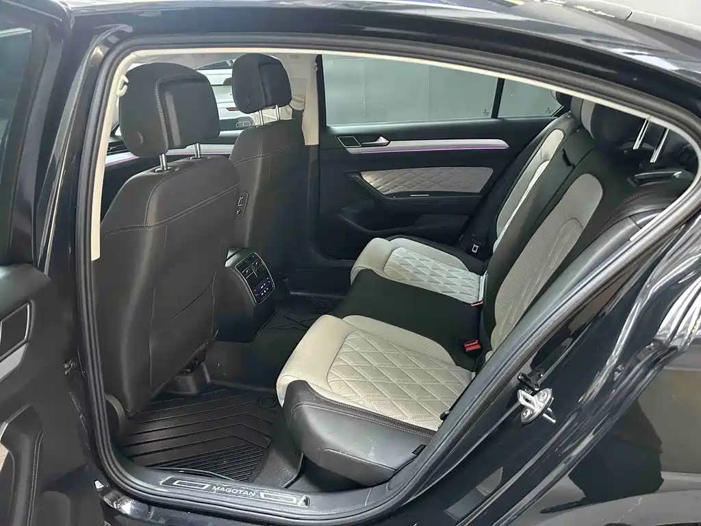 Magotan 200 10 K Commemorative 330 TSI DSG Luxury
