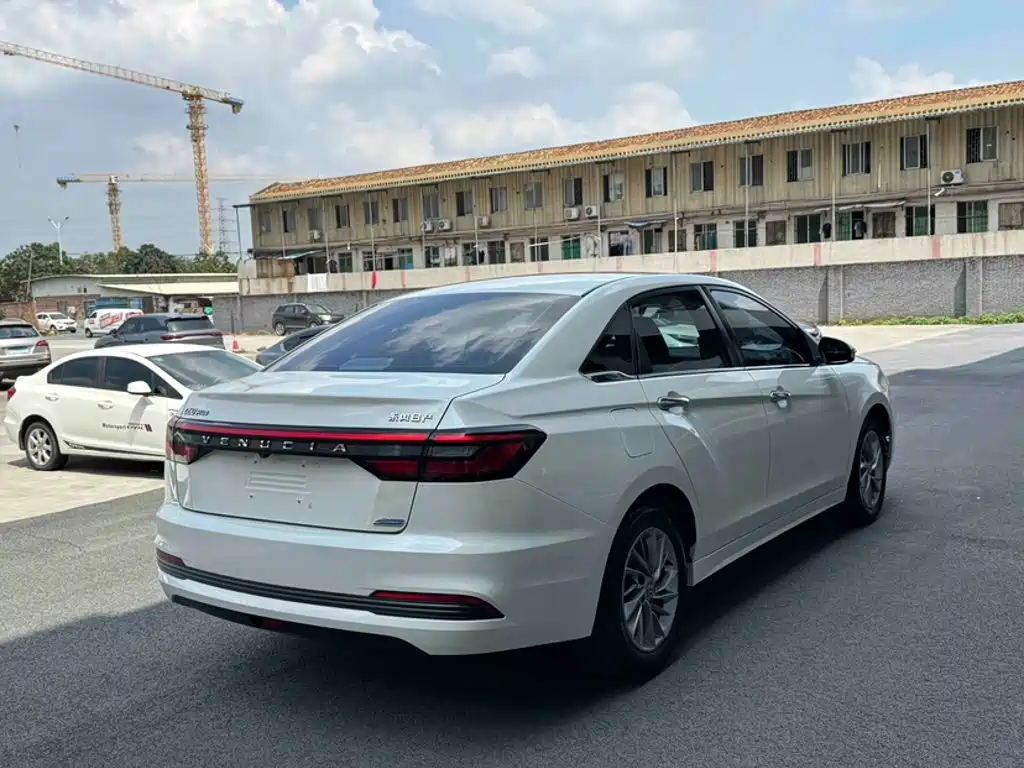 Venucia D60 PLUS 1.6 L XL CVT Joy Leading