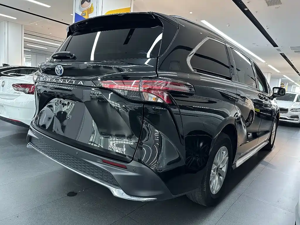 Granvia 2.5 L Hybrid Comfort