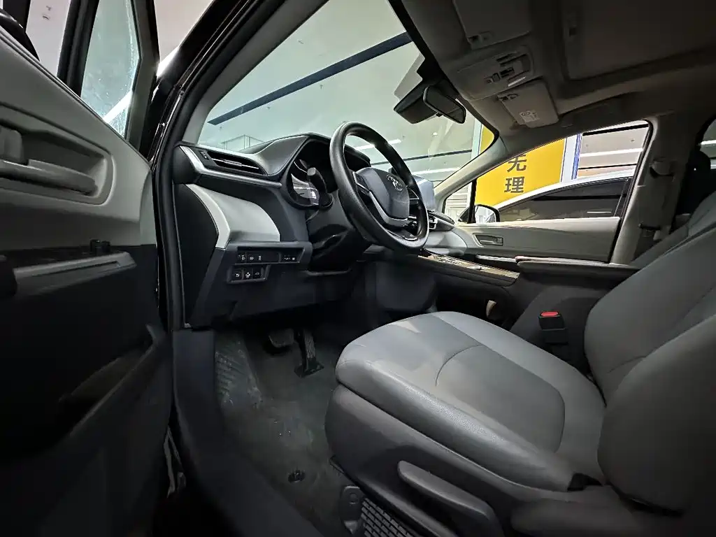 Granvia 2.5 L Hybrid Comfort