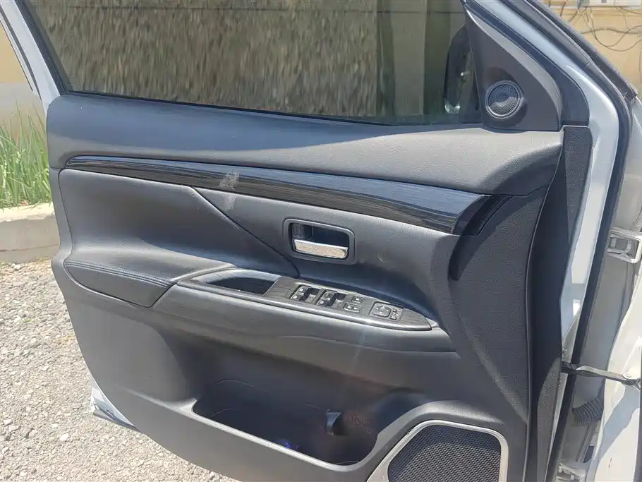 Outlander 2.0 L 2 WD Glory 5-seat