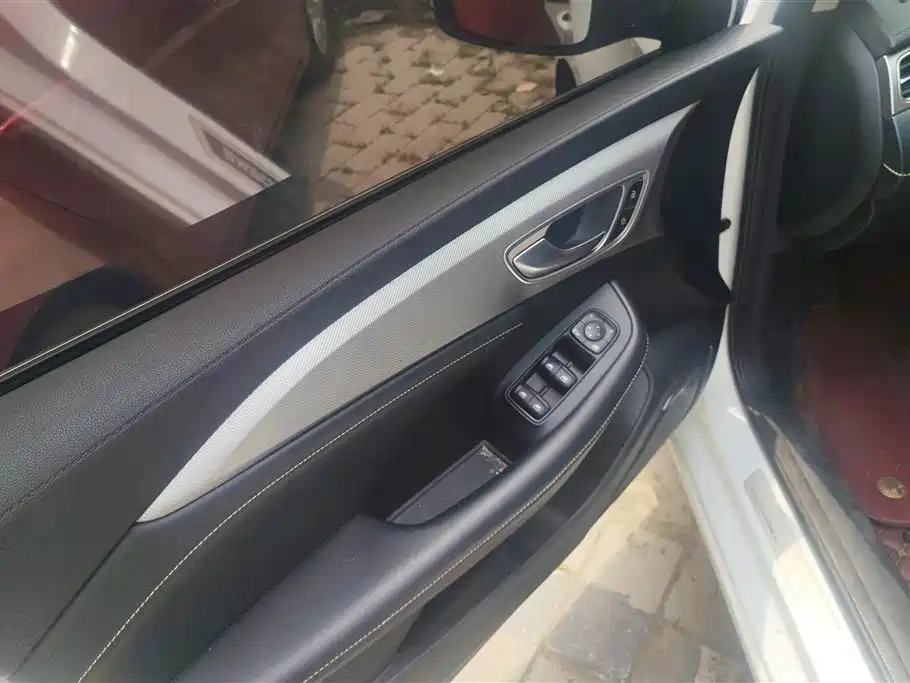Roewe i6 MAX 荣威i6 MAX 2020款 300 TGI 自动爽酷智驾版