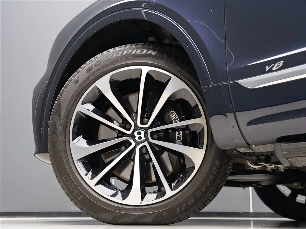 Bentayga 4.0 T V8 LWB Range