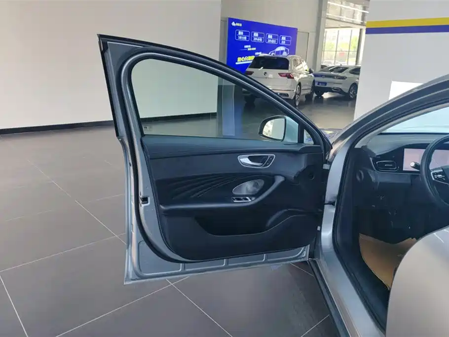 Roewe D7 DMH 125 km Flagship
