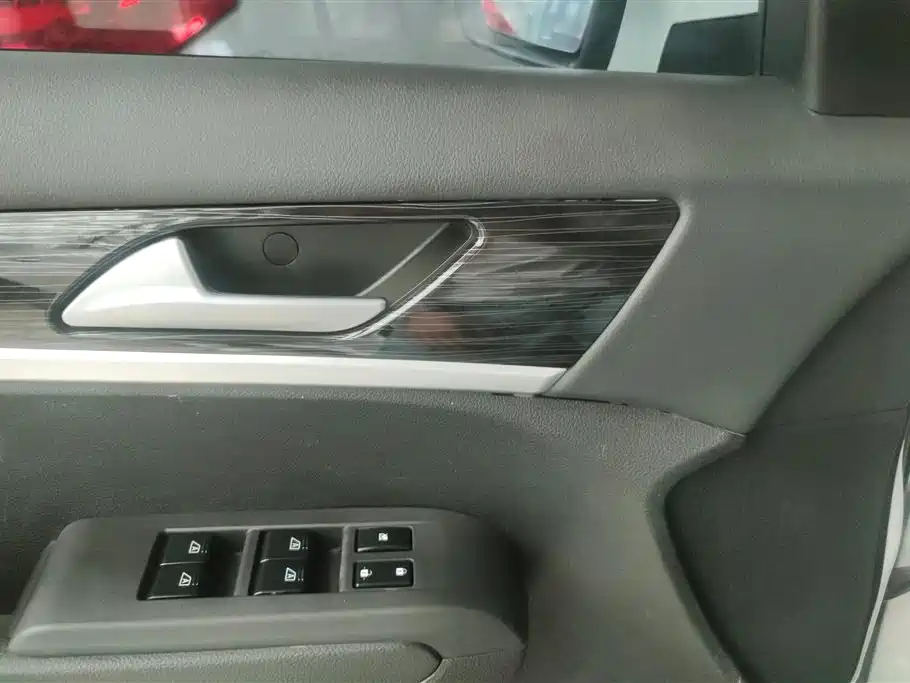 Dongfeng Fengshen AX7 2.0 L Auto Smart Ease