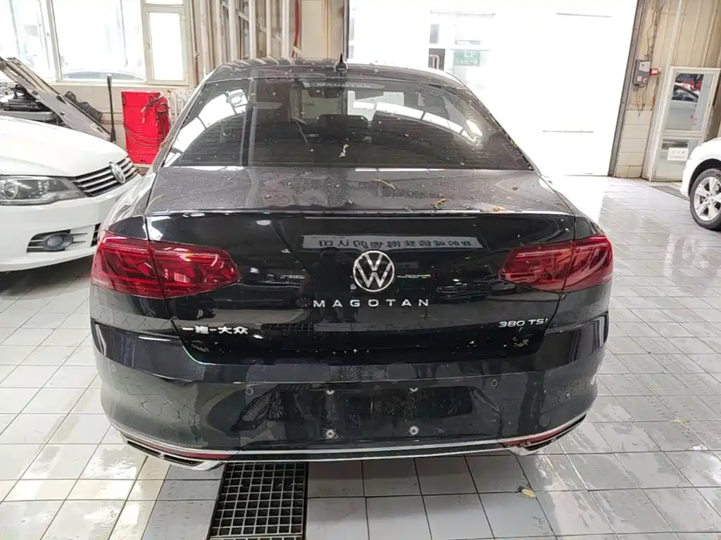 Magotan 200 10 K Commemorative 330 TSI DSG Luxury