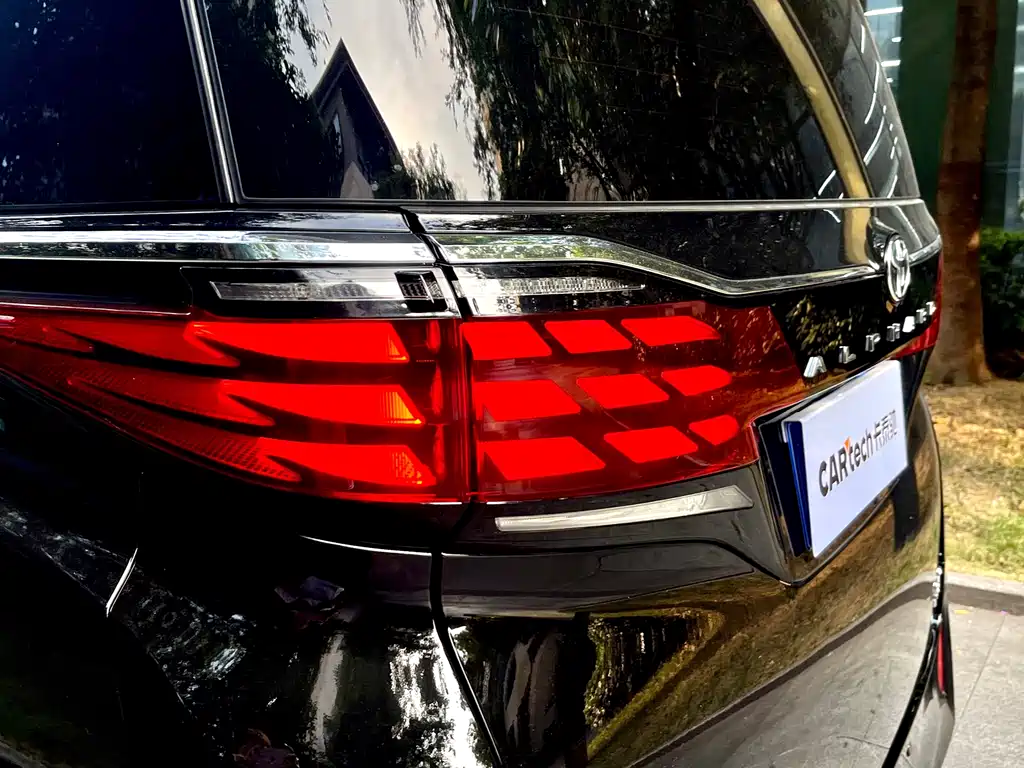 Alphard Dual Engine 2.5 L Premium Enjoyment