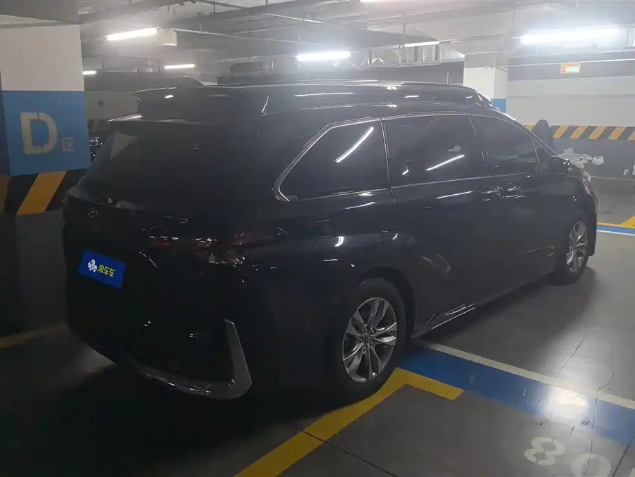 Sienna 2.5 L Hybrid 4 WD Distinguished