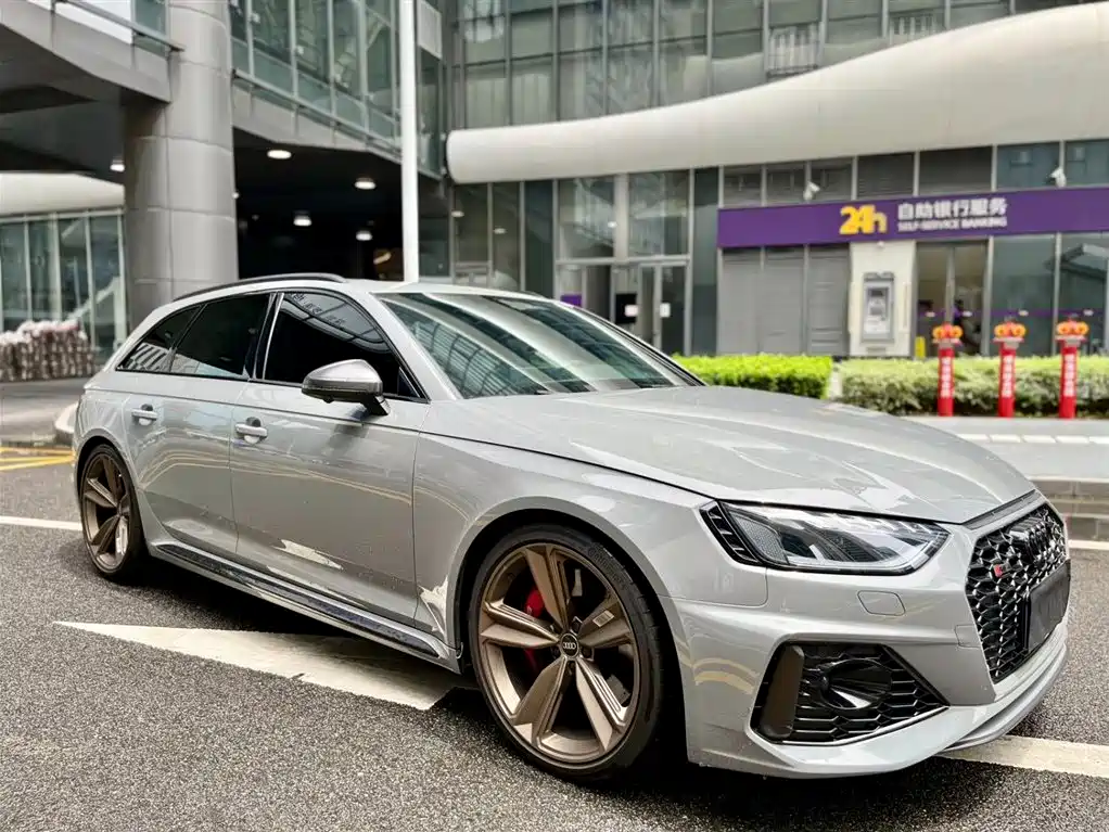 Audi RS 4 RS4 Avant Dark Gold