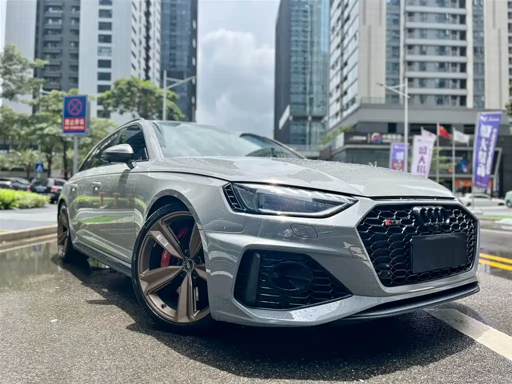 Audi RS 4 RS4 Avant Dark Gold