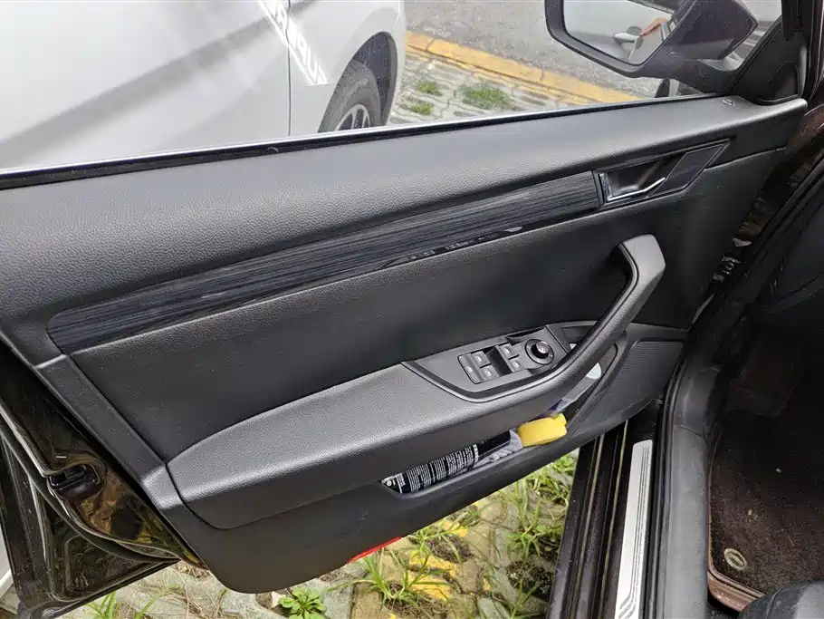 Superb TSI330 DSG Smart Travel