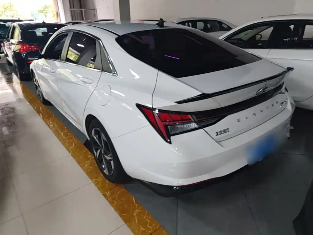 Elantra 240 TGDi DCT LUX Distinguished