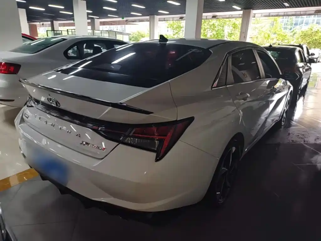 Elantra 240 TGDi DCT LUX Distinguished