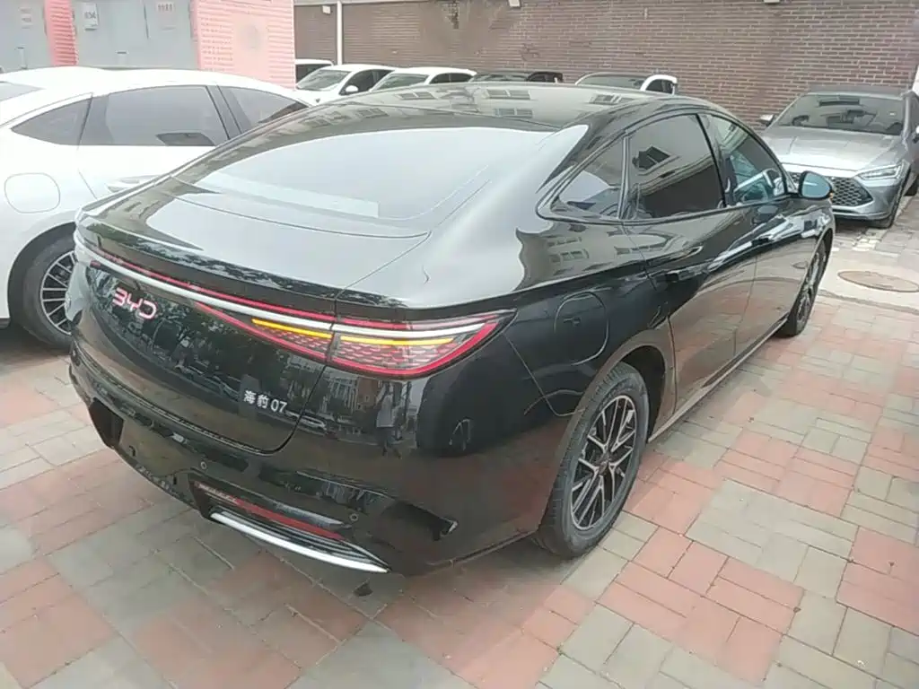 Seal 07 DM-i DM-i 1.5 L 70 km Elite