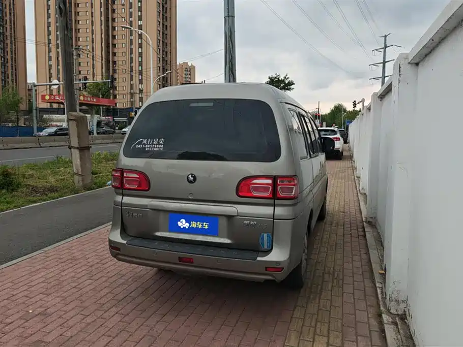 Lingzhi M5 1.6 L Comfort 7-seat