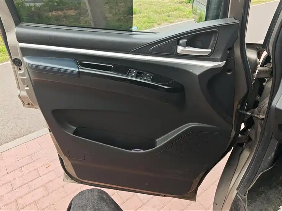 Lingzhi M5 1.6 L Comfort 7-seat