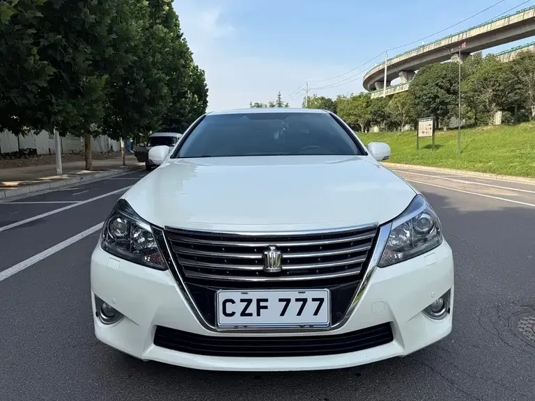 Toyota Crown 2.5 L Royal Navigation