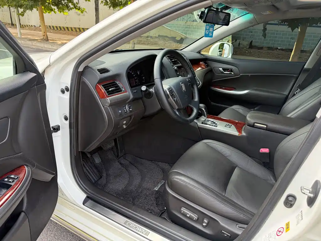 Crown 2.5 L Royal Navigation