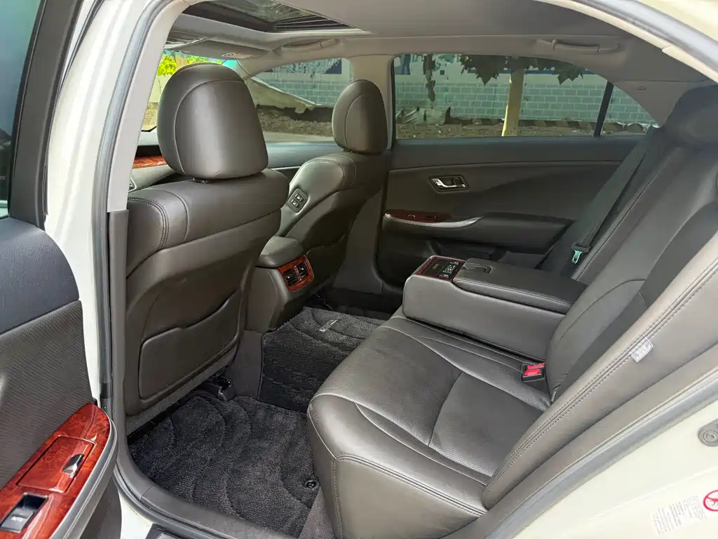Crown 2.5 L Royal Navigation