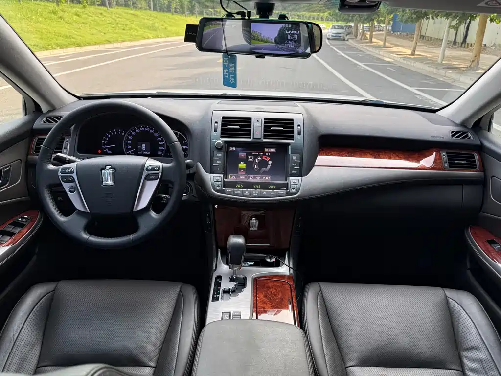 Crown 2.5 L Royal Navigation