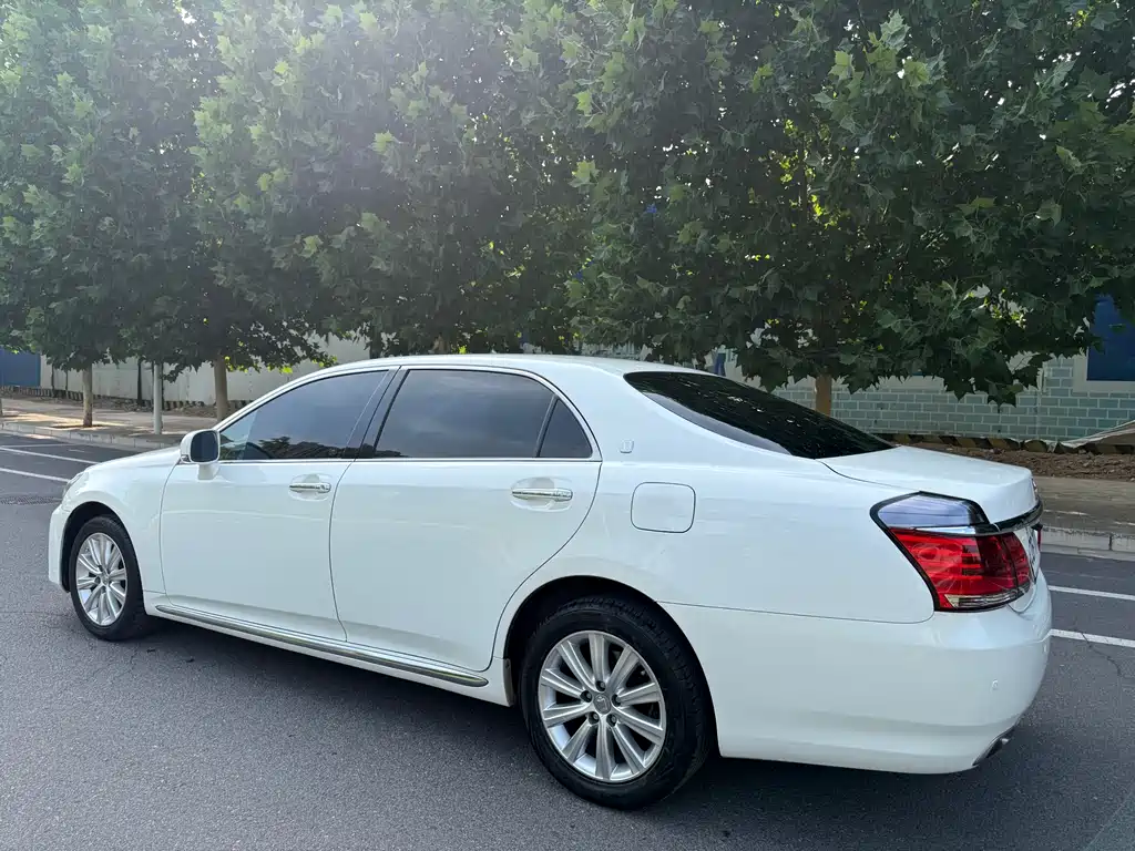 Crown 2.5 L Royal Navigation