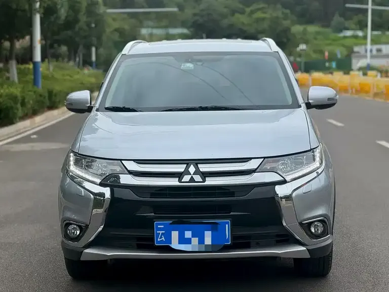Mitsubishi Outlander 2.4 L 4 WD Luxury 7-seat