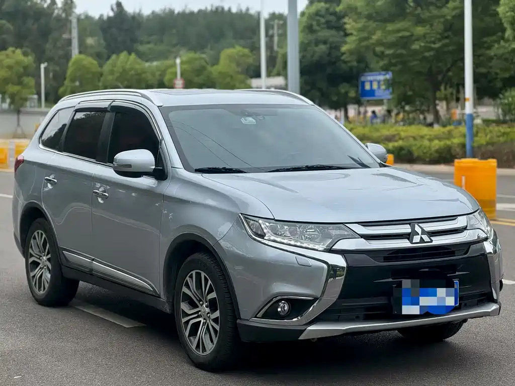 Outlander 2.4 L 4 WD Luxury 7-seat