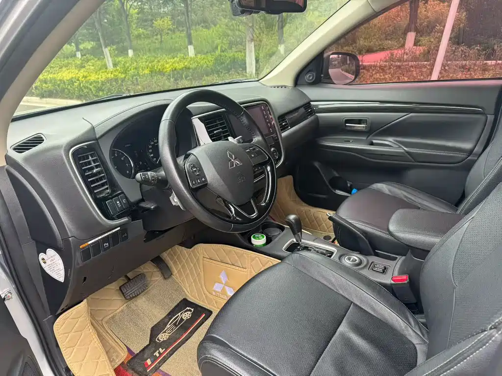 Outlander 2.4 L 4 WD Luxury 7-seat