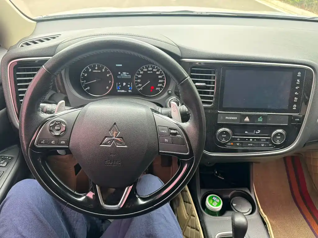 Outlander 2.4 L 4 WD Luxury 7-seat