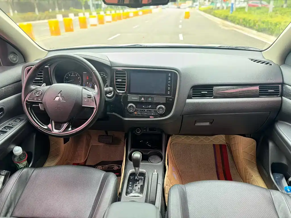 Outlander 2.4 L 4 WD Luxury 7-seat