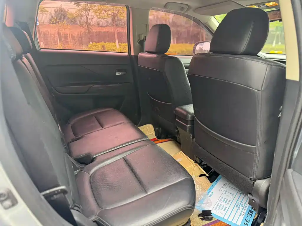 Outlander 2.4 L 4 WD Luxury 7-seat