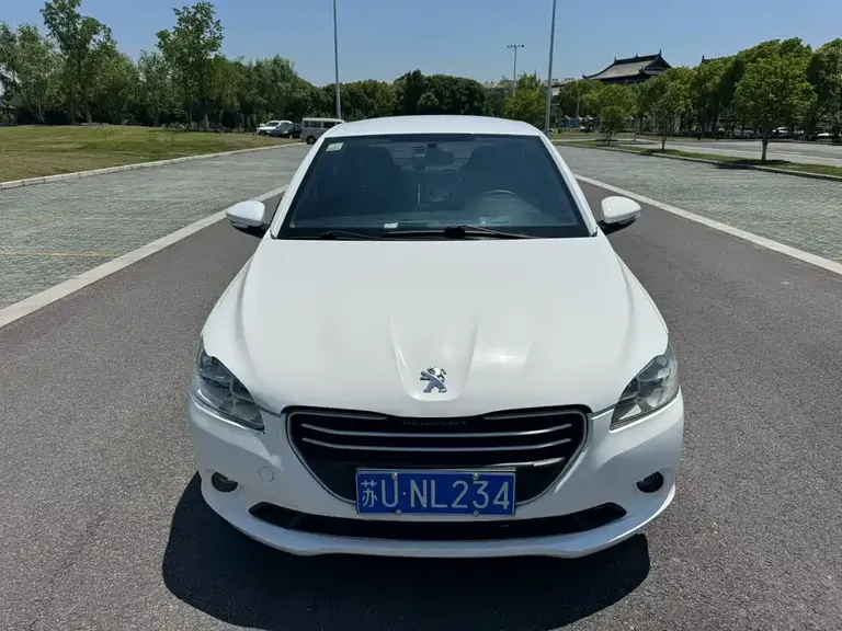 Peugeot 301 1.6 L Manual Comfort