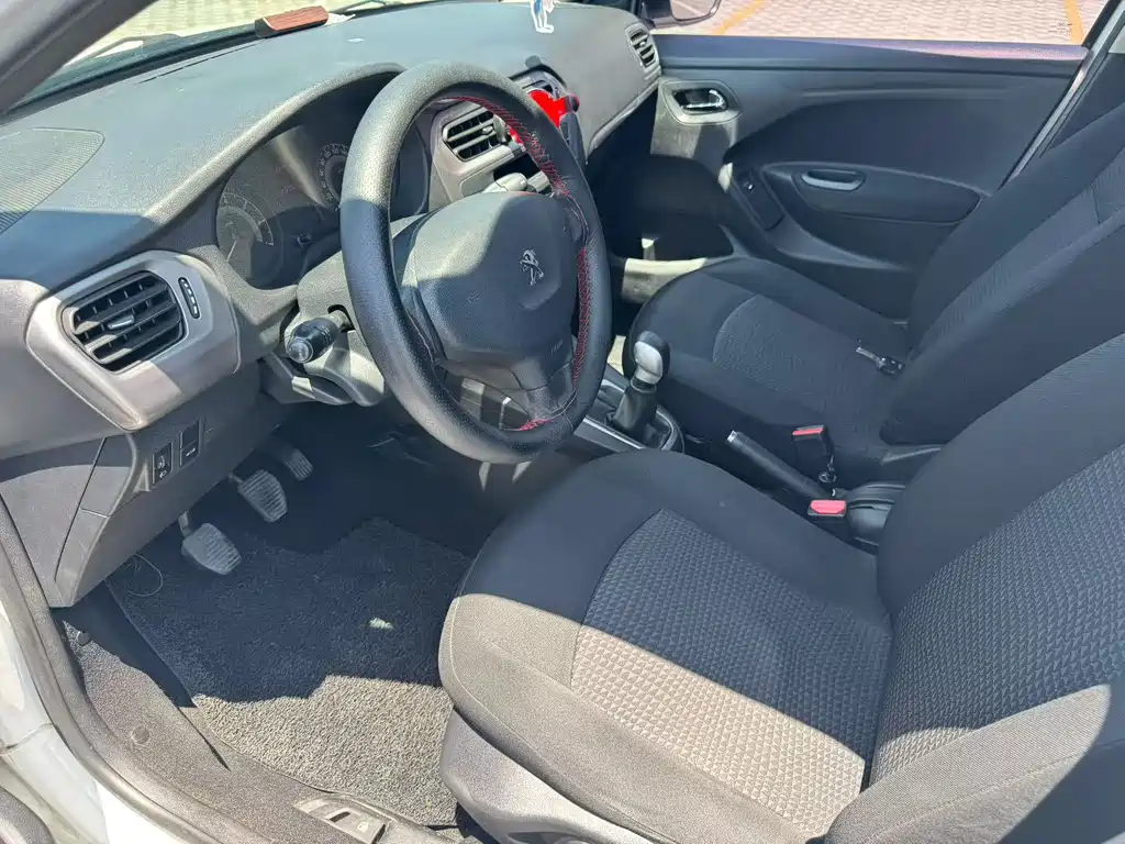 Peugeot 301 1.6 L Manual Comfort