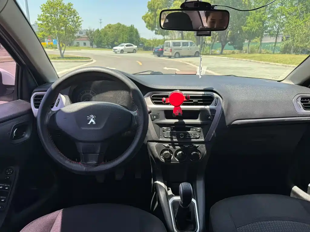 Peugeot 301 1.6 L Manual Comfort