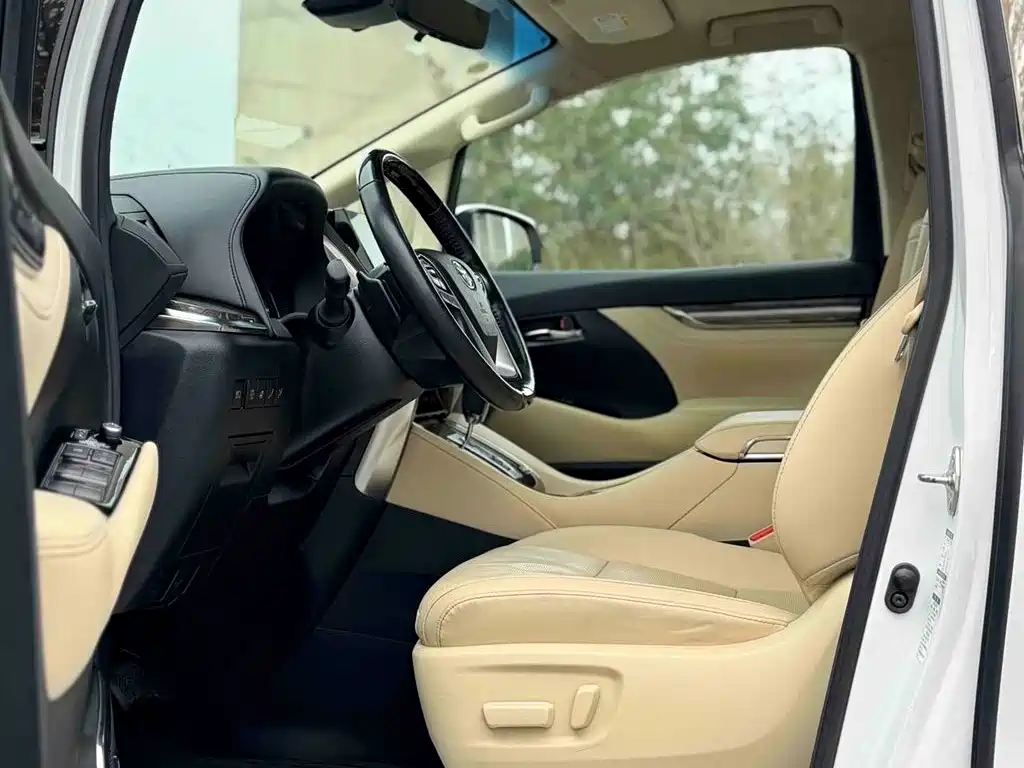 Vellfire Crown Dual Engine 2.5 L HV Distinguished