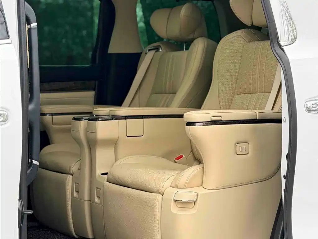 Vellfire Crown Dual Engine 2.5 L HV Distinguished