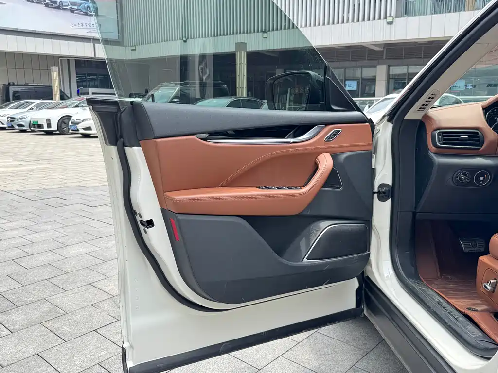 Levante 3.0 T Standard