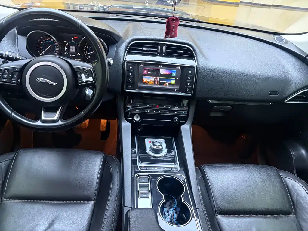 Jaguar F-PACE 2.0 T 2 WD Urban Premium