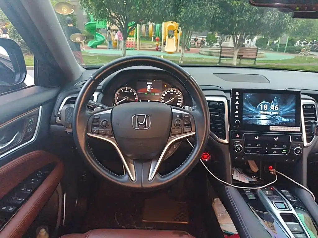 Honda UR-V 370 TURBO 4 WD Honor Shine CN-V