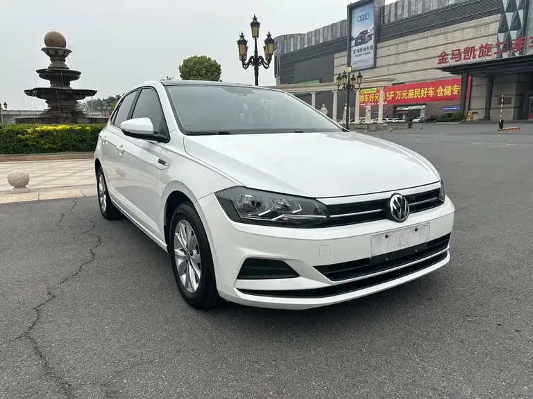 Volkswagen Polo Plus 1.5 L Auto Colorful Tech